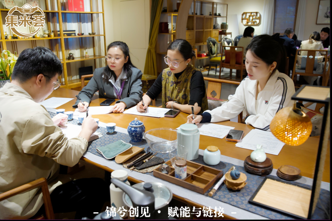 参与者围桌交流